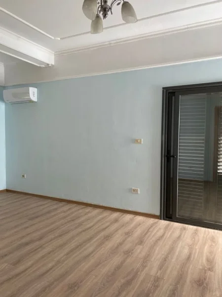 Tirane, jepet me qera ambjent biznesi Kati 1, 180 m² 1.000 € (RRUGA GRAMOZ PASHKO)