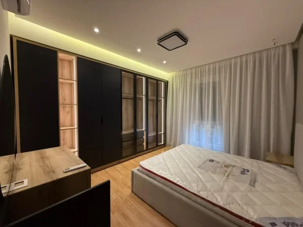 🏠 JEPET ME QIRA Apartament 2+1📍Qender, Rruga e Dibres  🏢Pallat i ri me ashensor  🛋️Arredim modern/I pabanuar me pare  💶1100 Euro/Muaj