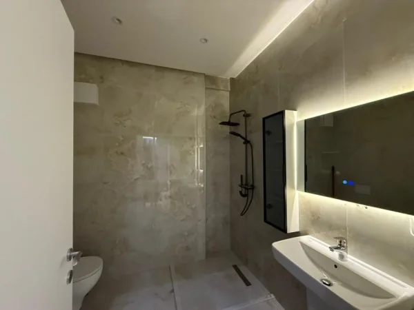 🏠 JEPET ME QIRA Apartament 2+1📍Qender, Rruga e Dibres  🏢Pallat i ri me ashensor  🛋️Arredim modern/I pabanuar me pare  💶1100 Euro/Muaj