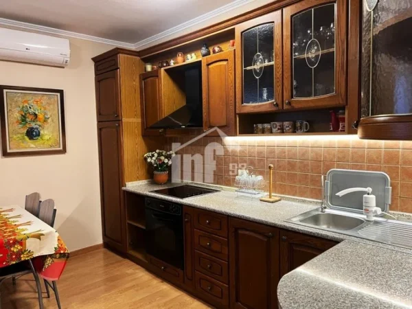 Tirane, jepet me qera apartament 1+1+Ballkon Kati 7, 74 m² 700 € (PRANË PAZARIT TË RI)