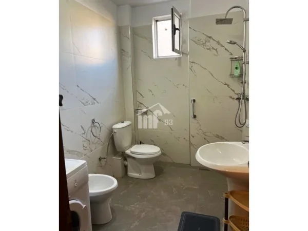 Tirane, jepet me qera apartament 1+1+Ballkon Kati 7, 74 m² 700 € (PRANË PAZARIT TË RI)