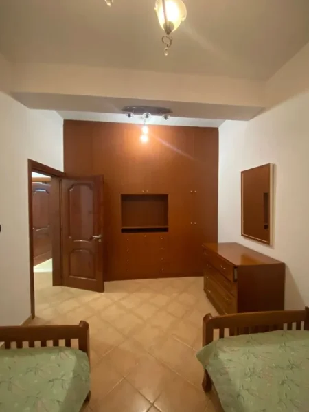 Tirane, jepet me qera apartament 2+1 Kati 1, 85 m² 400 € (RRUGA HAJDAR TAFA ,SELITE E VOGEL)