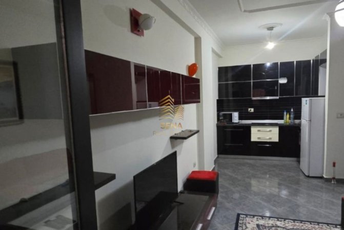 Tirane, jepet me qera apartament 1+1+Ballkon Kati 4, 70 m² 550 € (Rruga Peti)