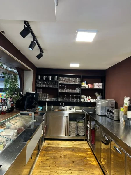 Tirane, jepet me qera bar-resorant Kati 0, 130 m² 1.600 € (Rruga e Dibrës)