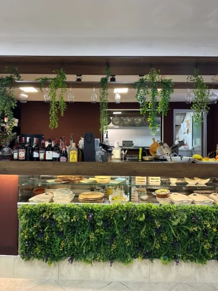 Tirane, jepet me qera bar-resorant Kati 0, 130 m² 1.600 € (Rruga e Dibrës)