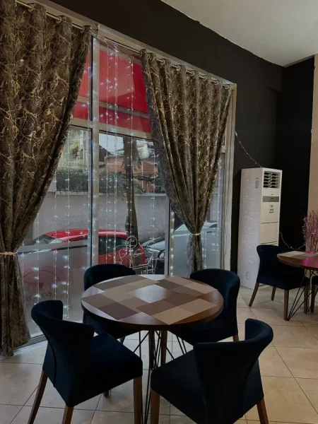 Tirane, jepet me qera bar-resorant Kati 0, 130 m² 1.600 € (Rruga e Dibrës)