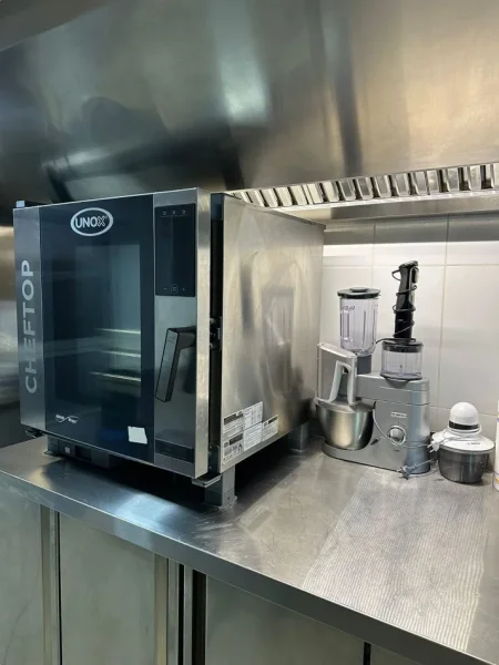 Tirane, jepet me qera bar-resorant Kati 0, 130 m² 1.600 € (Rruga e Dibrës)