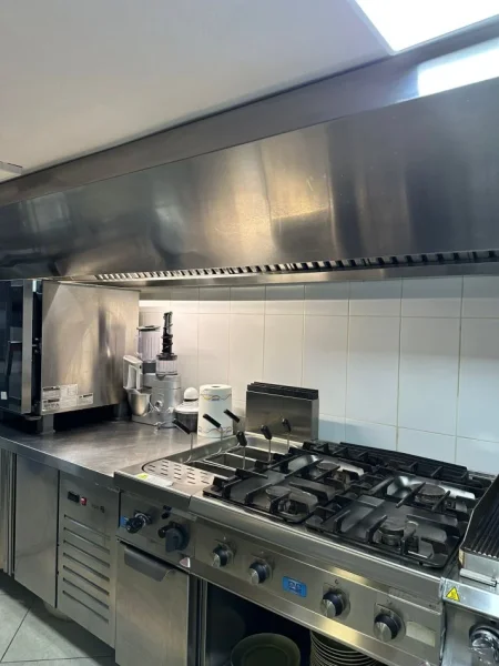 Tirane, jepet me qera bar-resorant Kati 0, 130 m² 1.600 € (Rruga e Dibrës)