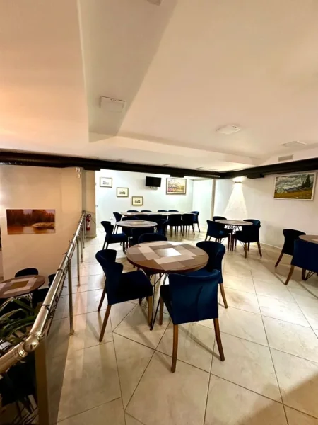 Tirane, jepet me qera bar-resorant Kati 0, 130 m² 1.600 € (Rruga e Dibrës)