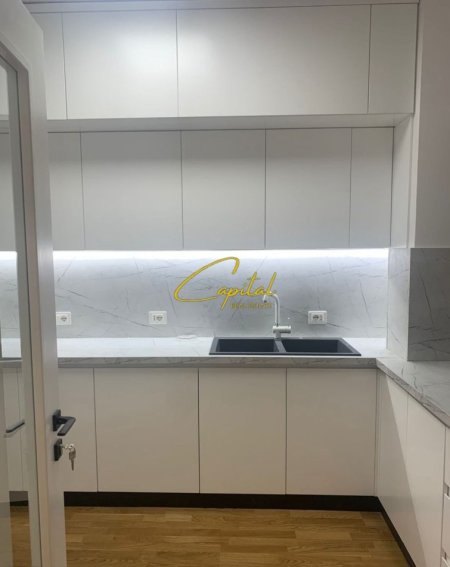 Tirane, jepet me qera apartament 3+1 Kati 3, 170 m² 2.500 € (ISH BLLOKU)