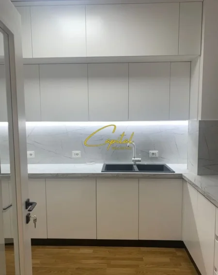 Tirane, jepet me qera apartament 3+1 Kati 3, 170 m² 2.500 € (ISH BLLOKU)