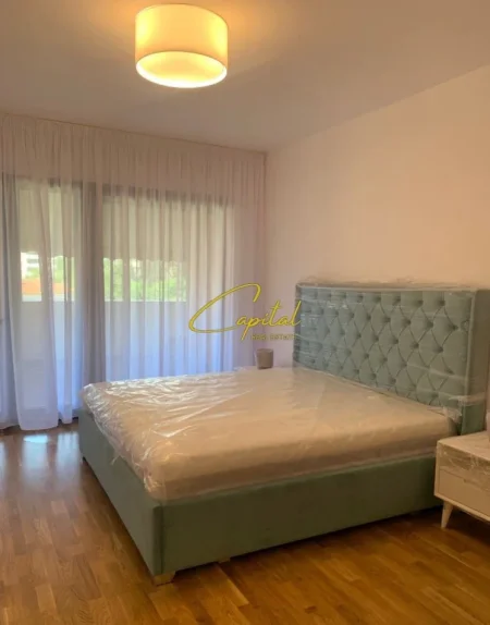 Tirane, jepet me qera apartament 3+1 Kati 3, 170 m² 2.500 € (ISH BLLOKU)