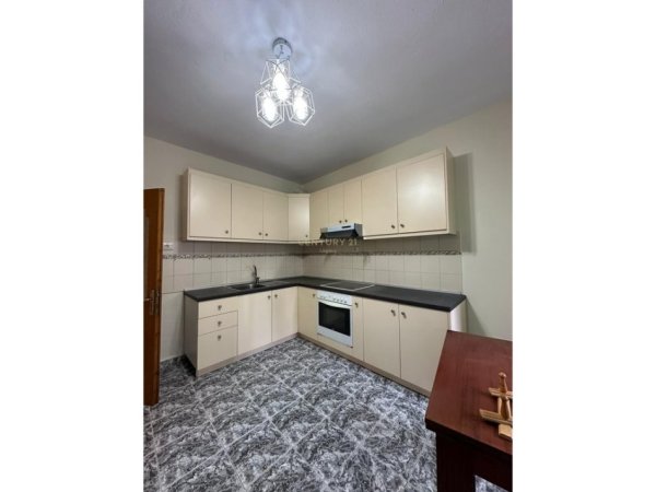 Tirane, jepet me qera ambjent biznesi Kati 3, 120 m² 650 € (Komuna e Parisit)