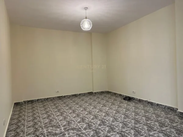 Tirane, jepet me qera ambjent biznesi Kati 3, 120 m² 650 € (Komuna e Parisit)