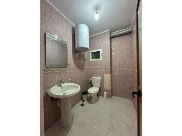 Tirane, jepet me qera ambjent biznesi Kati 3, 120 m² 650 € (Komuna e Parisit)