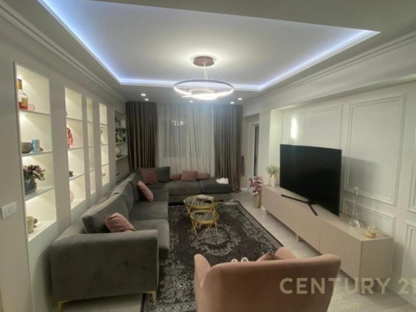 Tirane, shes apartament 3+1 Kati 3, 146 m² (Sheshi Wilson)