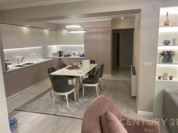 Tirane, shes apartament 3+1 Kati 3, 146 m² (Sheshi Wilson)