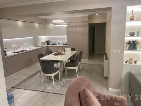 Tirane, shes apartament 3+1 Kati 3, 146 m² (Sheshi Wilson)