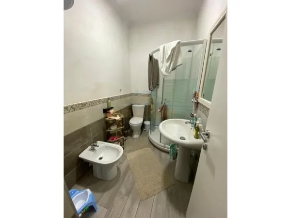 Tirane, jepet me qera apartament 3+1 Kati 2, 160 m² 520 € (Vilat Gjermane)