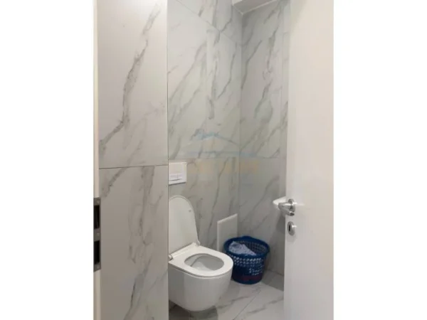 Tirane, jepet me qera apartament 2+1 Kati 4, 75 m² 600 € (UNAZA E RE)