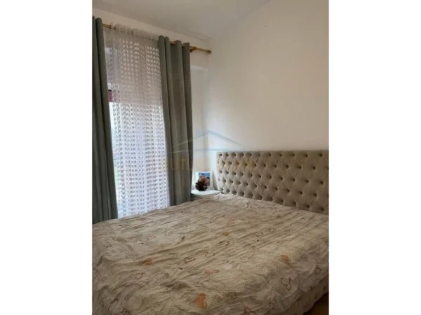 Tirane, jepet me qera apartament 2+1 Kati 4, 75 m² 600 € (UNAZA E RE)