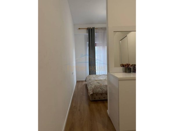 Tirane, jepet me qera apartament 2+1 Kati 4, 75 m² 600 € (UNAZA E RE)