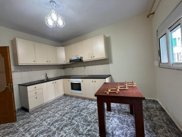 Tirane, jepet me qera apartament 3+1 Kati 3, 120 m² 700 € (KOMUNA E PARISIT)