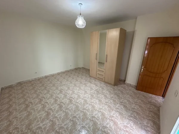 Tirane, jepet me qera apartament 3+1 Kati 3, 120 m² 700 € (KOMUNA E PARISIT)