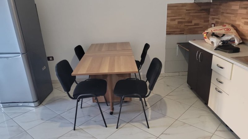 Tirane, jepet me qera apartament 2+1 , 350 € (Astir)