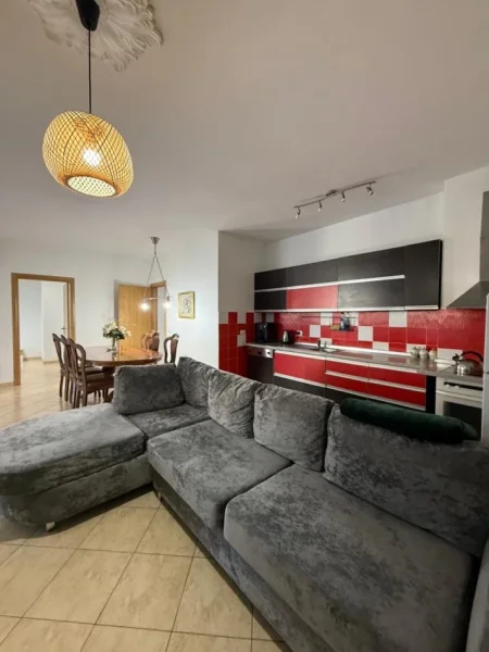 Tirane, jepet me qera apartament 2+1 Kati 2, 150 m² 700 € (Market Joena ,21 Dhjetori)