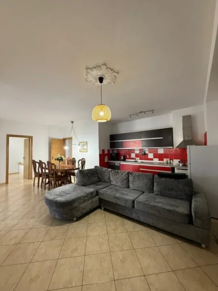 Tirane, jepet me qera apartament 2+1 Kati 2, 150 m² 700 € (Market Joena ,21 Dhjetori)