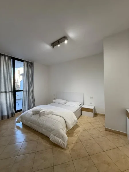 Tirane, jepet me qera apartament 2+1 Kati 2, 150 m² 700 € (Market Joena ,21 Dhjetori)