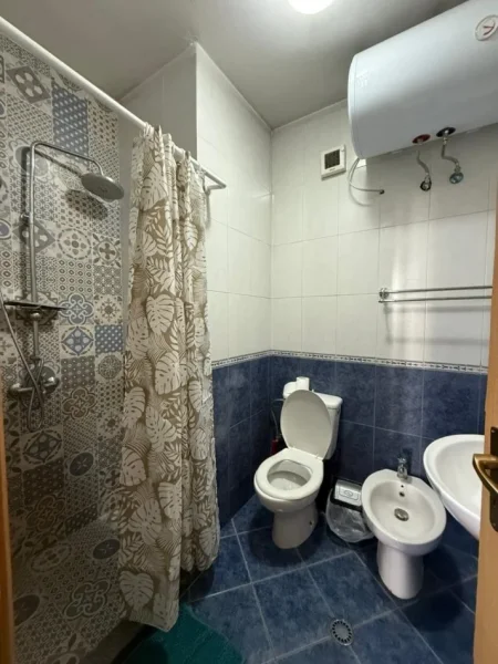 Tirane, jepet me qera apartament 2+1 Kati 2, 150 m² 700 € (Market Joena ,21 Dhjetori)