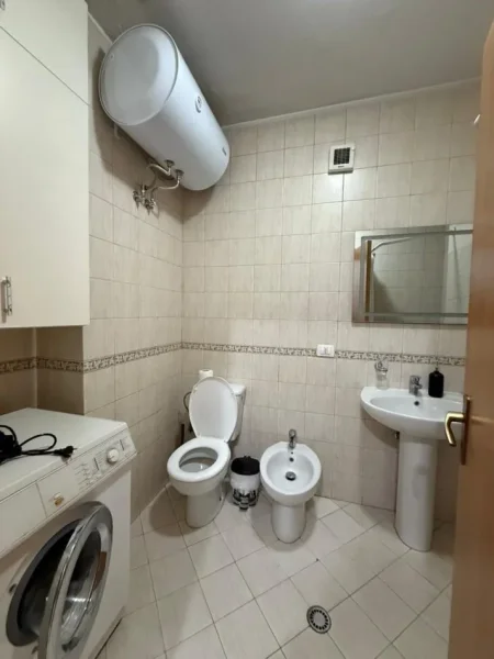 Tirane, jepet me qera apartament 2+1 Kati 2, 150 m² 700 € (Market Joena ,21 Dhjetori)
