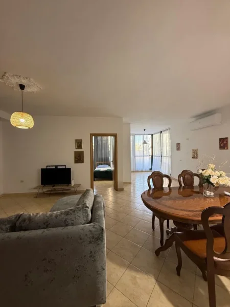 Tirane, jepet me qera apartament 2+1 Kati 2, 150 m² 700 € (Market Joena ,21 Dhjetori)