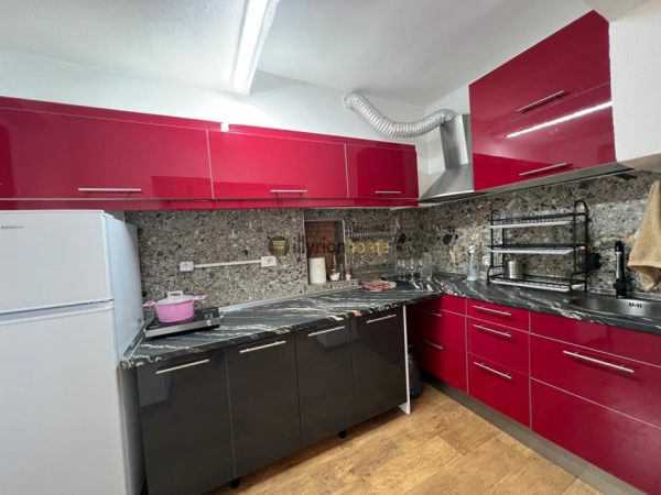 Tirane, jepet me qera apartament 1+1+Ballkon Kati 1, 80 m² 630 € (Rruga Tefta Tashko Koco)