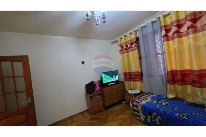 Vlore, shitet apartament Kati 5, 90 m² 93.000 € (Qendra e Vlorës, pranë Bashkisë)