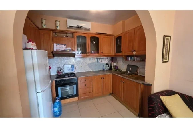 Vlore, shitet apartament Kati 5, 90 m² 93.000 € (Qendra e Vlorës, pranë Bashkisë)
