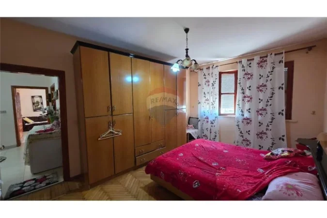 Vlore, shitet apartament Kati 5, 90 m² 93.000 € (Qendra e Vlorës, pranë Bashkisë)