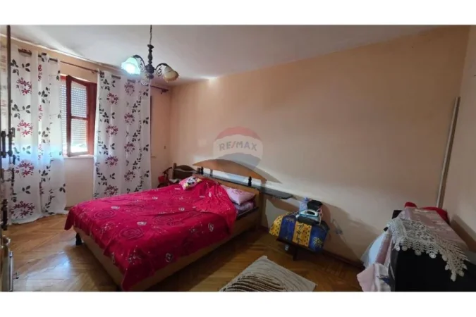 Vlore, shitet apartament Kati 5, 90 m² 93.000 € (Qendra e Vlorës, pranë Bashkisë)