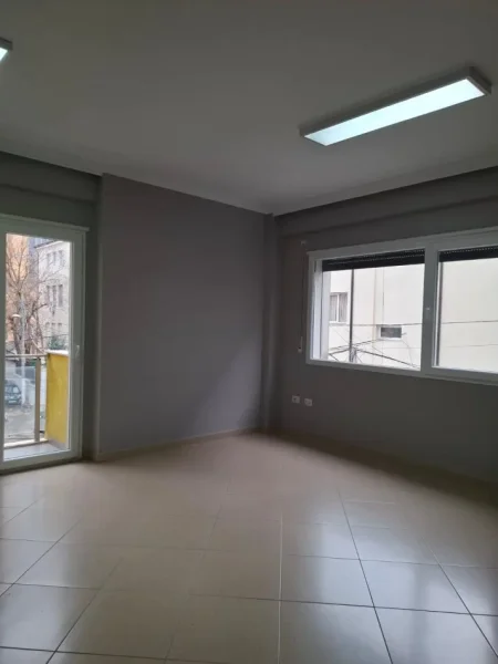 Tirane, jepet me qera zyre Kati 2, 95 m² 800 € (Rr. Jeronim De Rada)