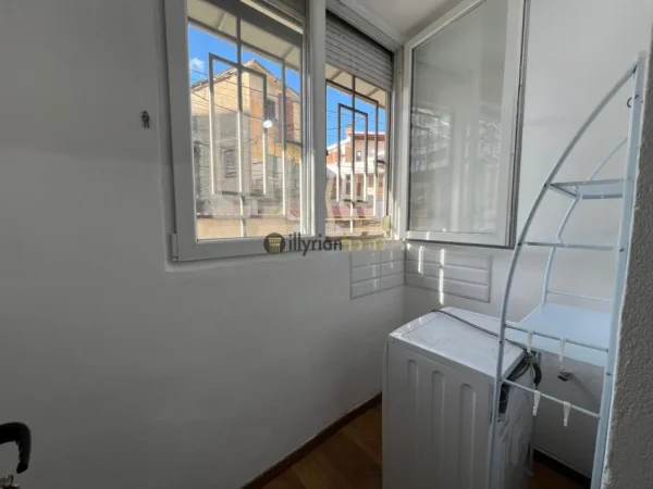 Tirane, jepet me qera apartament 1+1+Ballkon Kati 1, 80 m² 630 € (Rruga Tefta Tashko Koco)