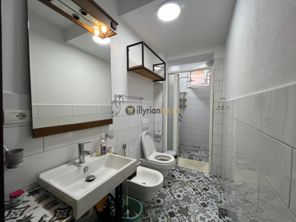 Tirane, jepet me qera apartament 1+1+Ballkon Kati 1, 80 m² 630 € (Rruga Tefta Tashko Koco)