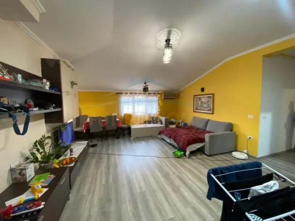 Tirane, jap me qera apartament 3+1+Ballkon Kati 2, 160 m² 500 € (VILAT GJERMANE)