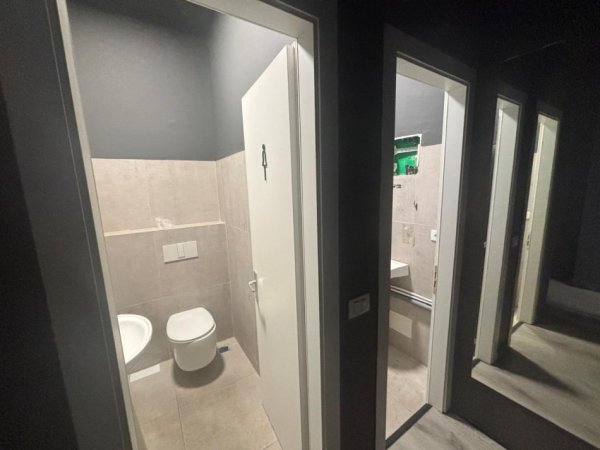 Tirane, jepet me qera ambjent biznesi Kati 0, 200 m² 3.000 € (Qender)