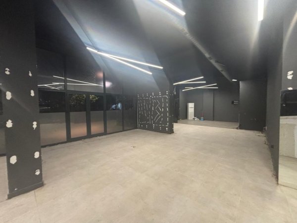 Tirane, jepet me qera ambjent biznesi Kati 0, 200 m² 3.000 € (Qender)