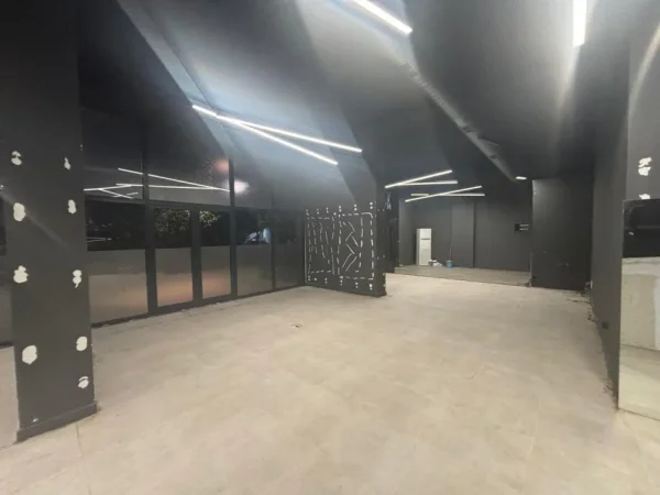 Tirane, jepet me qera ambjent biznesi Kati 0, 200 m² 3.000 € (Qender)