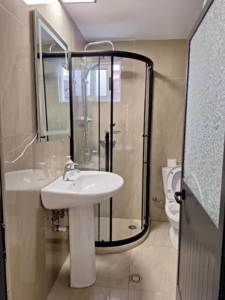 Tirane, jepet me qera apartament 1+1 Kati 1, 75 m² 600 € (ALI DEMI)