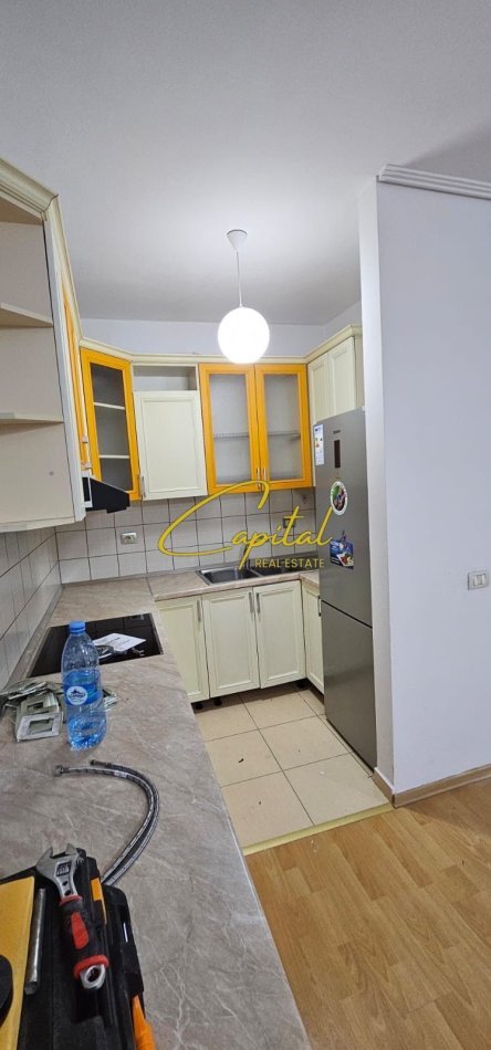 Tirane, jepet me qera apartament 2+1 Kati 3, 75 m² 500 € (YZBERISHT)