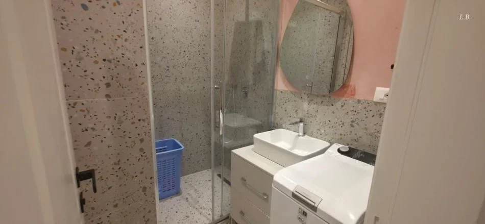 Tirane, jepet me qera apartament 1+1 Kati 1, 60 m² 650 € (QENDER RRUGA E DIBRES)